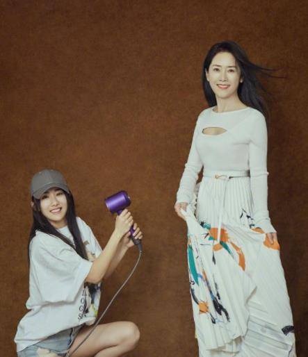 鄢琳|宋妍霏和妈妈参加节目，难怪能成为大明星，妈妈穿着时尚颜值超高