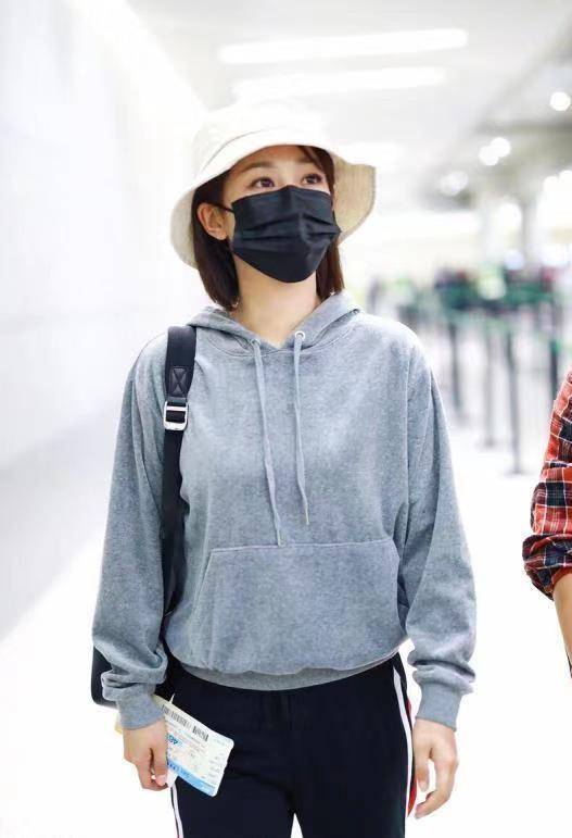 卫衣|杨紫私服比礼服造型更减龄，灰色卫衣配阔腿裤休闲舒适，青春靓丽