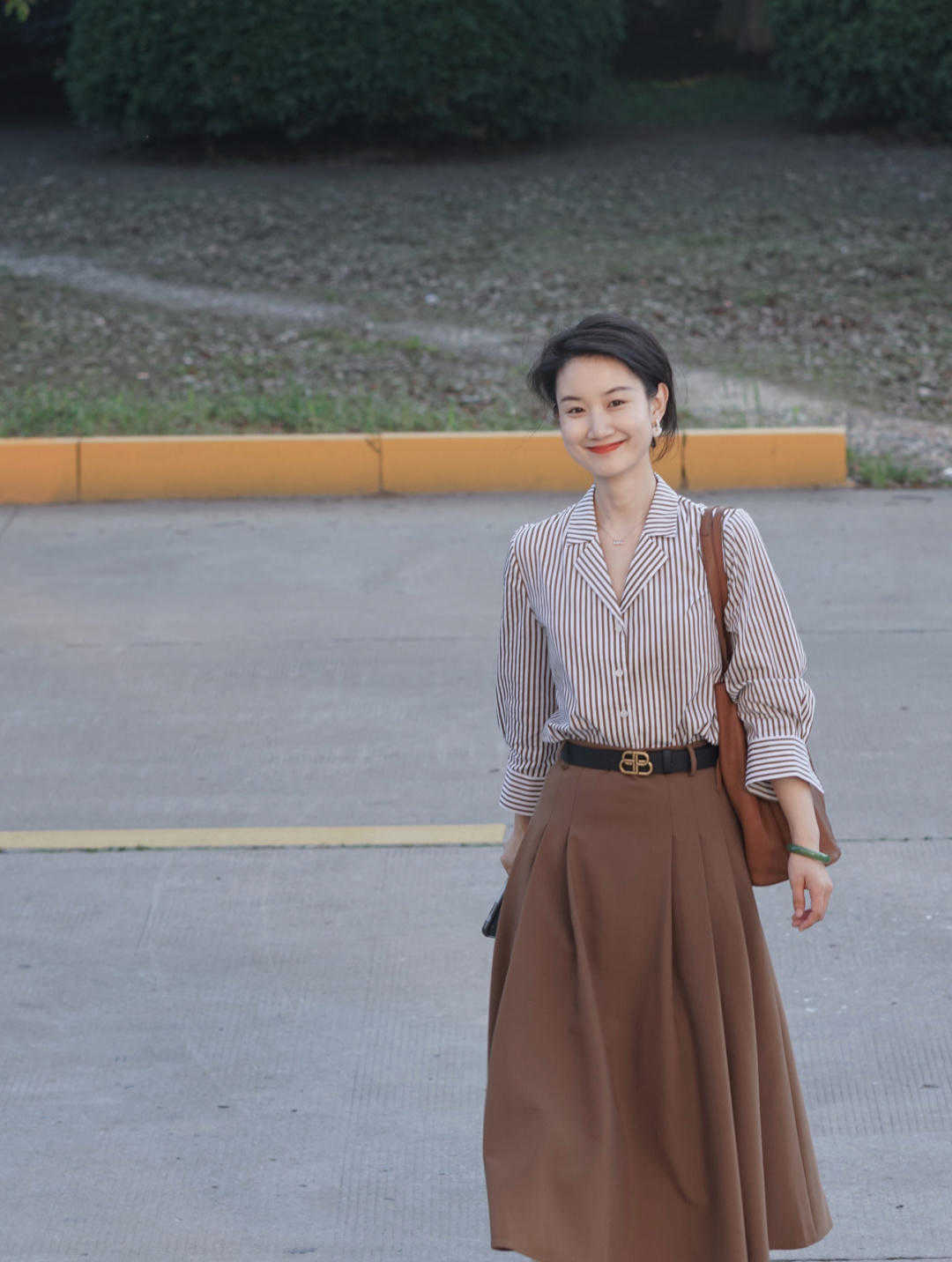 显得|精致的女人自带气场，针织衫配半身裙，女人30岁一样可以很高级