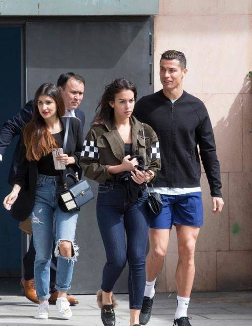 身材|C罗晒家庭晚宴，乔治娜穿衣大胆引争议，沙漏身材穿衣太有曲线美