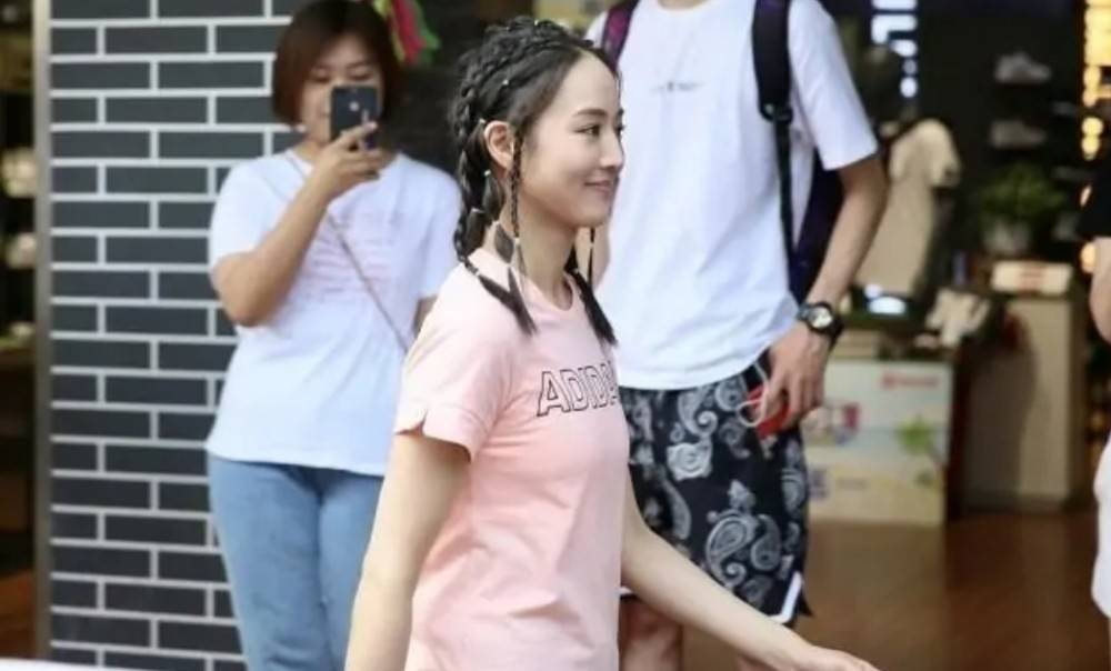 身材|张钧甯穿朴素衣服，配齐刘海发型像大学生，素颜出镜也魅力十足
