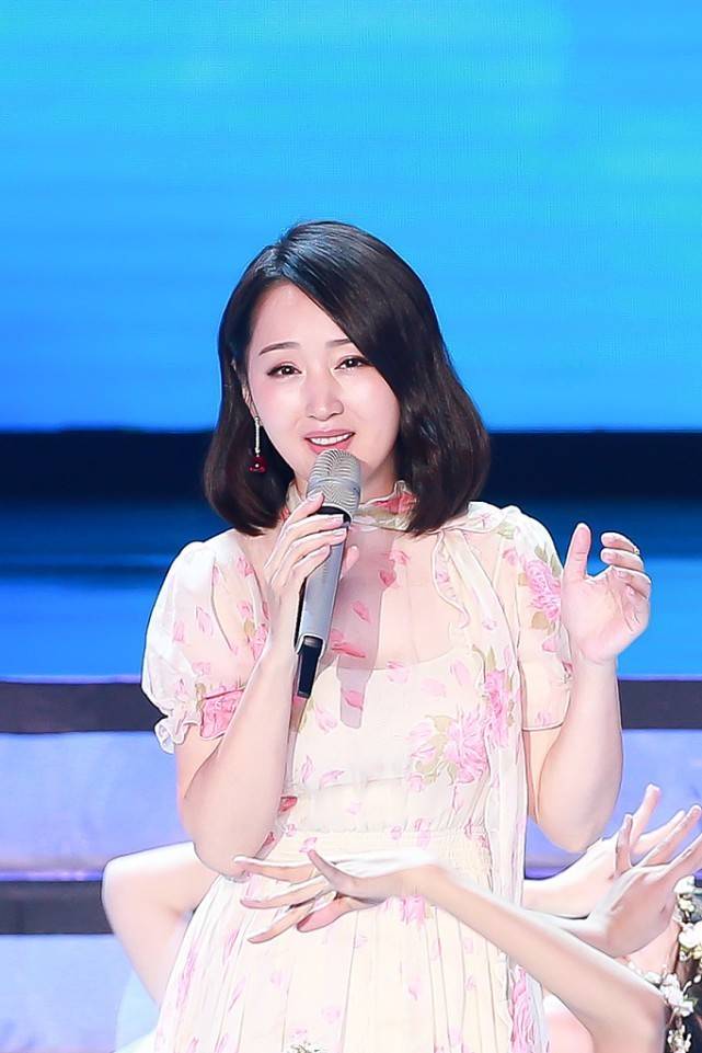 颜色|杨钰莹50岁了还那么精致，穿着印花长裙，看起来还像个小女孩一样