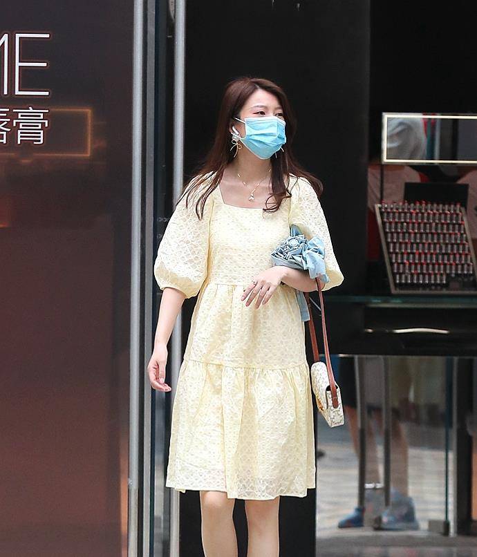 样式|雷同和撞衫都有违时尚,这些美女,把一样的明黄色穿出个个不同