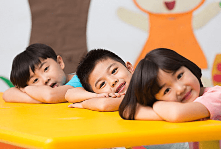 因为|在举报了违规幼儿园之后，却被人砸门，是谁泄露了“我”的信息？