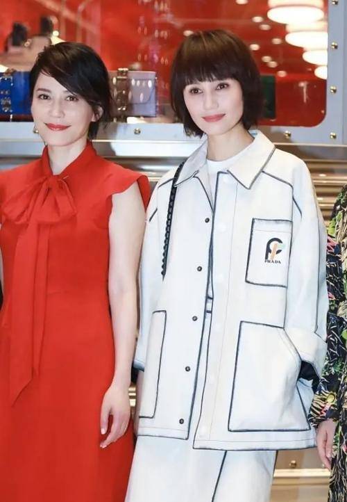 色彩|袁泉太有魅力了，穿白色外套内搭同色裙装，跟俞飞鸿同台也抢镜