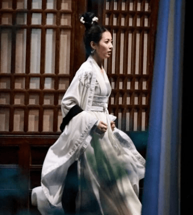 赵露思|?最新女星古装路透：热巴红赵露思红衣比美，看到鞠婧祎我沉默了