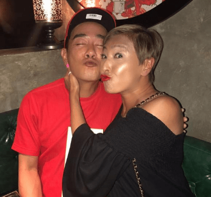 湾区|54岁香港艺人谢天华怀抱女儿显露“炫耀脸”