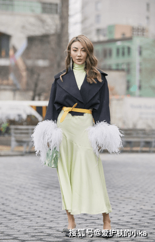 仙女|“百褶裙”要退位了，今秋流行的是“仙女裙”，配对外套巨好看！