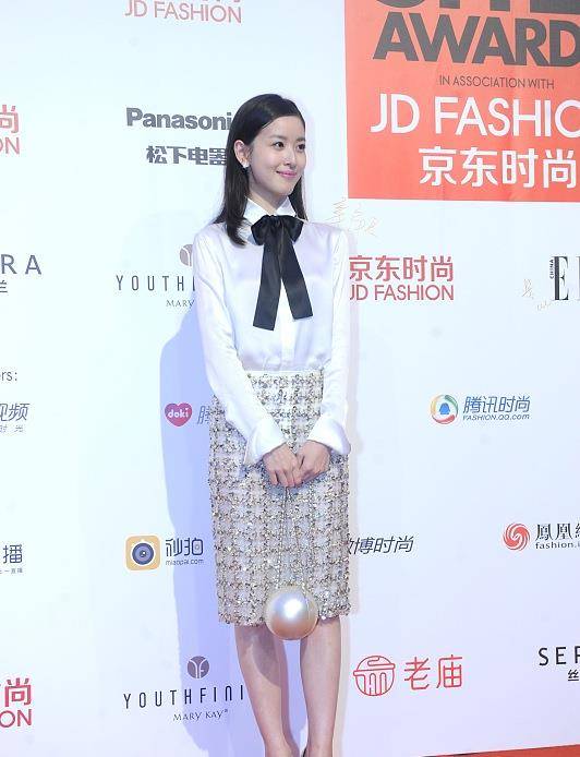 黑色|章泽天越来越像“老板娘”，脚踩黑色高跟鞋，职场风满满
