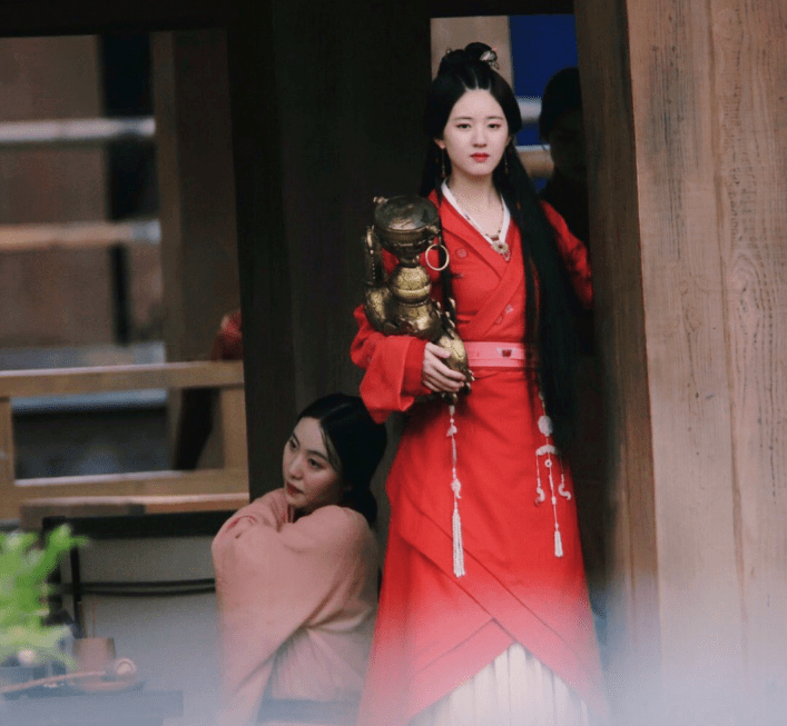 赵露思|?最新女星古装路透：热巴红赵露思红衣比美，看到鞠婧祎我沉默了