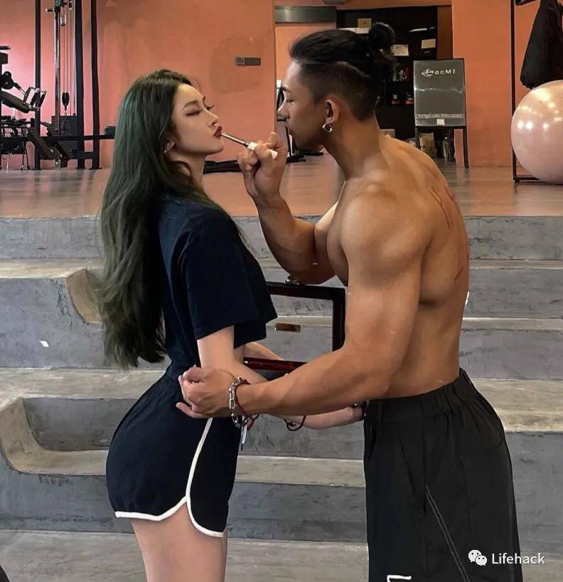 训练|国产27岁巨无霸撩走00后长腿小女友，网友：野兽与美女