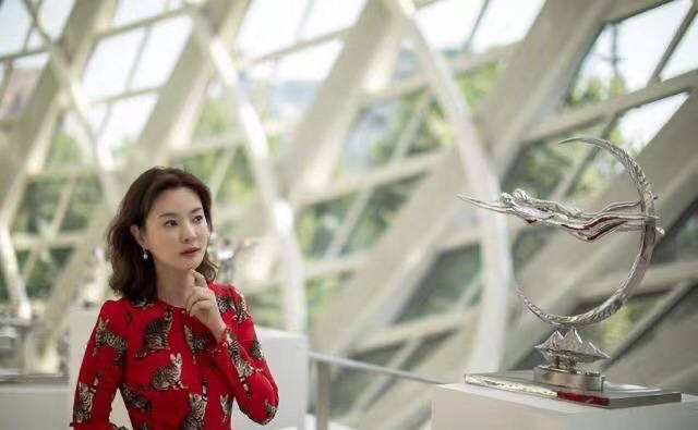 整体|刘芳菲气质真出色，穿“中国红”旗袍优雅大气，尽显东方女人韵味
