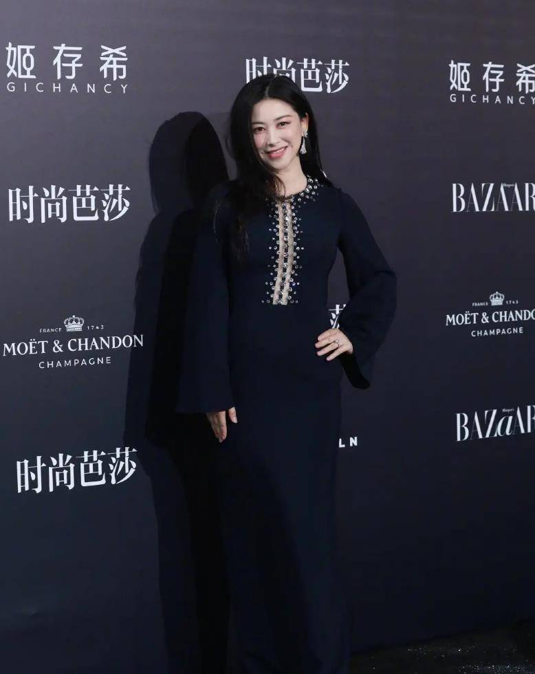 高定|朱珠挺孕肚出席活动，穿高定礼服身材胖一圈，配锁骨发笑得好温柔