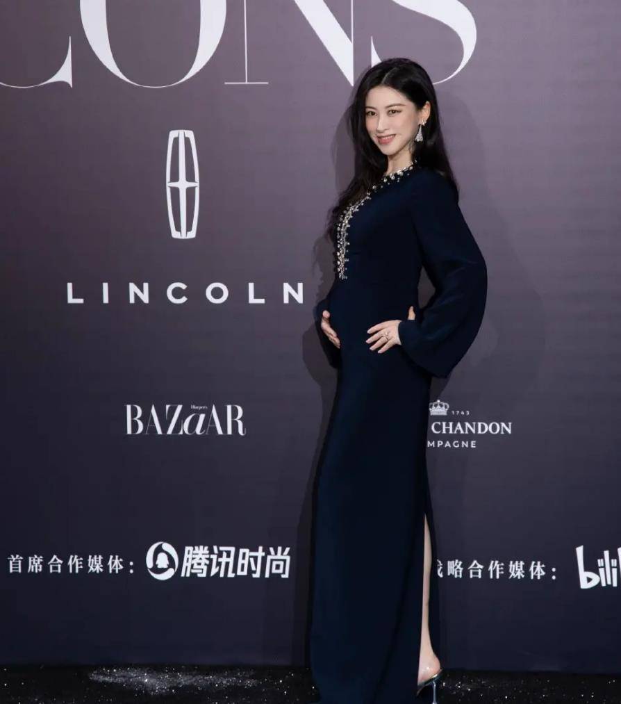 高定|朱珠挺孕肚出席活动，穿高定礼服身材胖一圈，配锁骨发笑得好温柔