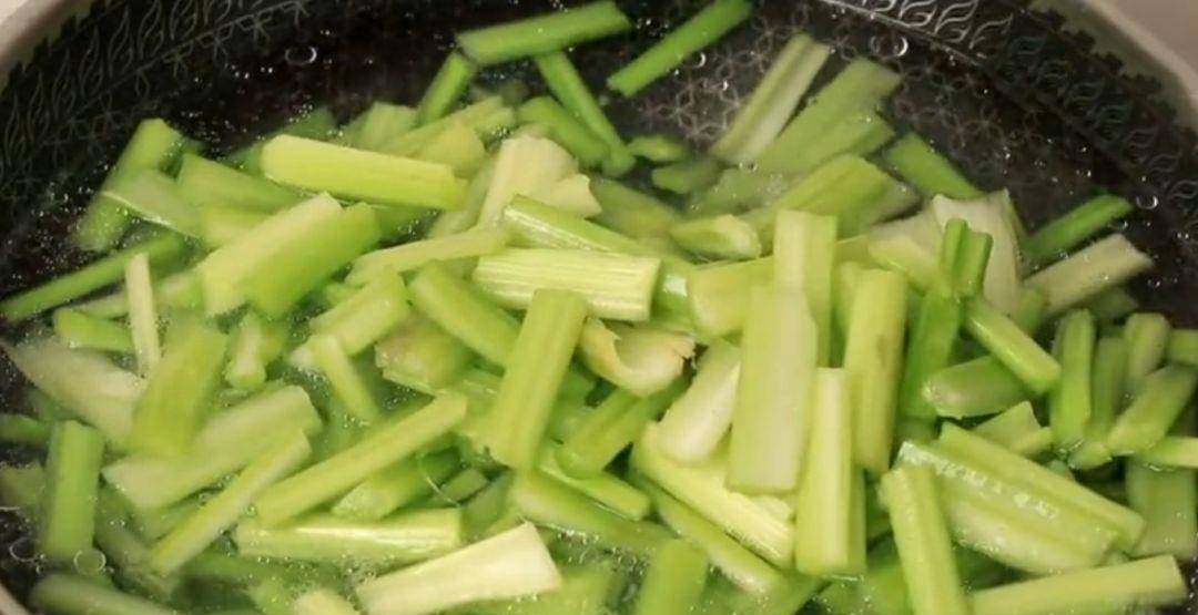西芹菜怎么做最好吃最简单 62110d4e3fe144edac2388a4b9e2354d.jpeg
