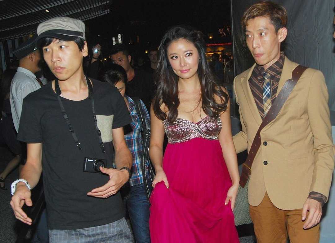 设计|林心如又“火”了，穿玫红色抹胸连衣裙高贵华丽，高挑又时髦