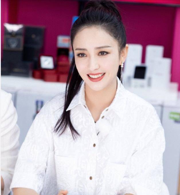 马尾|果然扎马尾显年轻，38岁丫丫连晒两组照片，宛如18岁少女
