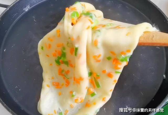 做法|自从学会鸡蛋饼这新做法，我家早餐10分钟搞定，柔软劲道凉了不硬