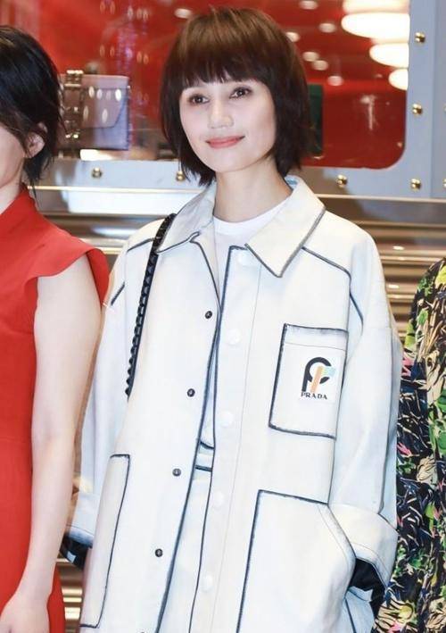 色彩|袁泉太有魅力了，穿白色外套内搭同色裙装，跟俞飞鸿同台也抢镜
