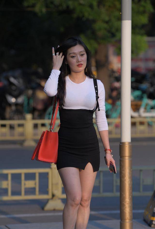 场合|黑色吊带连衣裙，简约大气，配上透明的凉鞋，时尚美丽