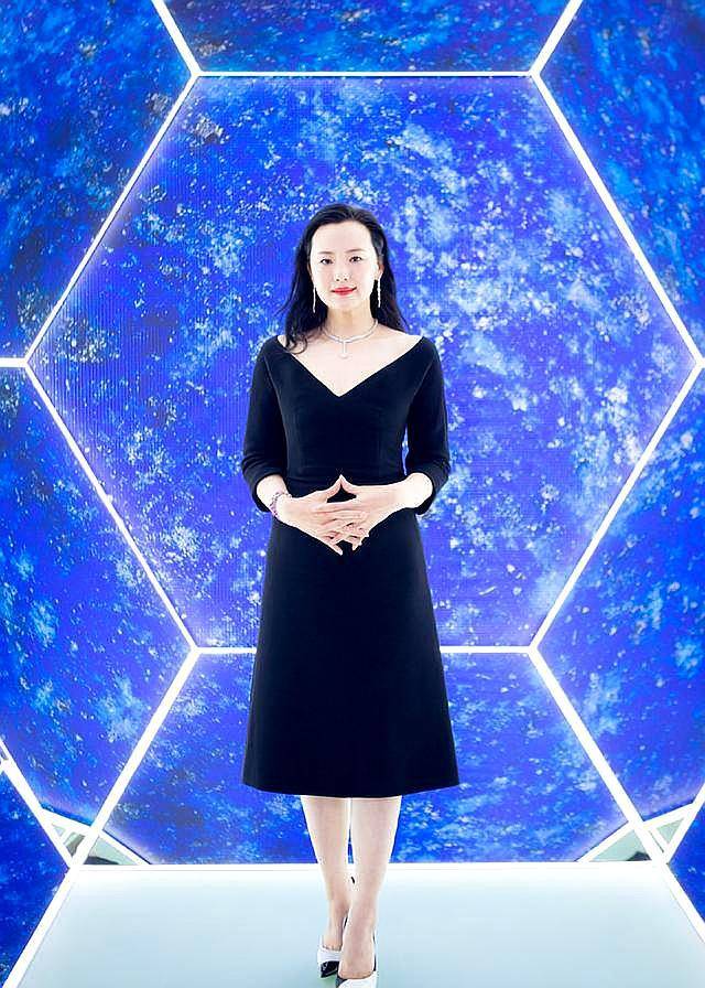 美貌|影后咏梅真会省，“一衣三穿”不仅靠美貌气质，论搭配的重要性