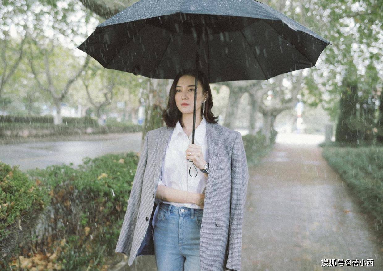 宋佳|宋佳的原装五官真适合素颜，在国外度假穿印花连衣裙，超有国际范