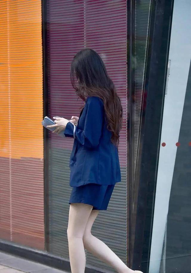 黑色|卡其色背带裤搭配黑色凉鞋，是时尚优雅的穿搭