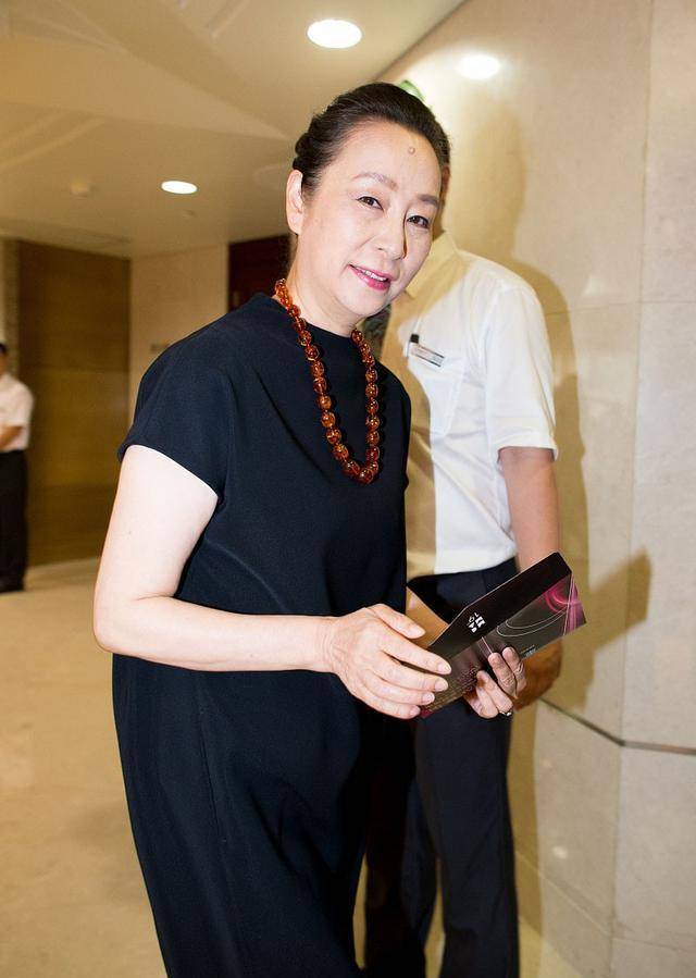 黑色|穿黑裙戴佛珠的奚美娟，优雅又精致，完美诠释“简约高级感”