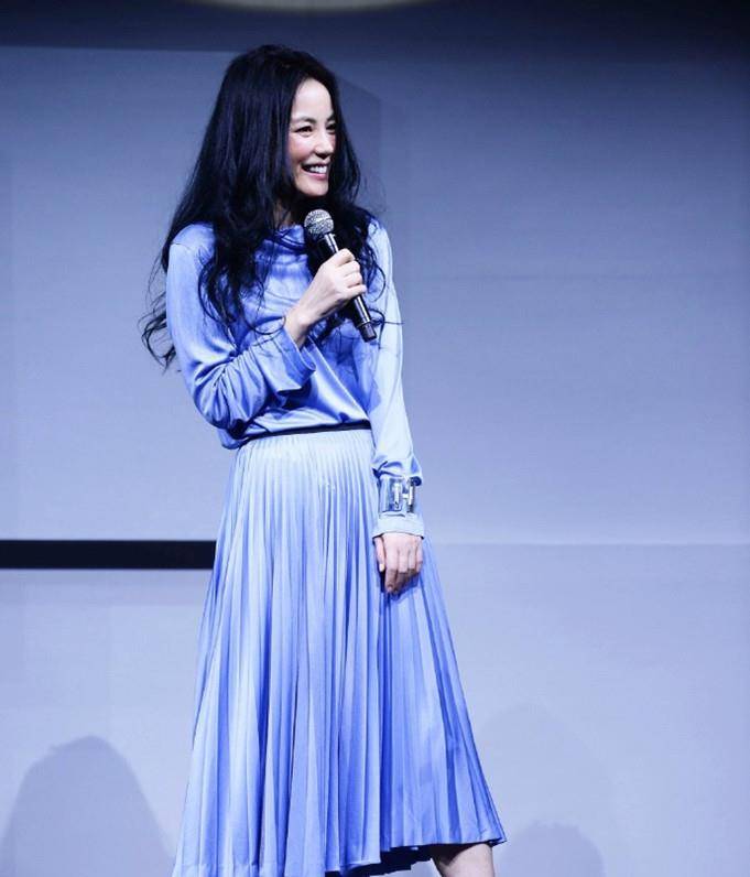 王菲扮|“天后”王菲扮少女不输小花们,穿百褶裙长度过膝,时尚感不俗