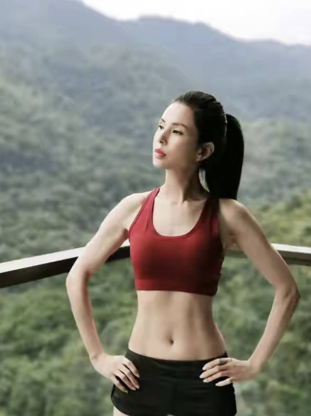 身材|李若彤30年前就胆大,穿小背心短裤还不系扣,身材和现在没差别