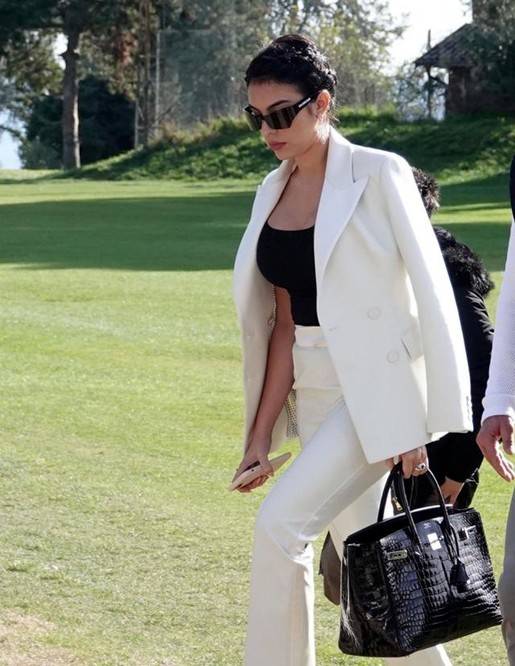 身材|C罗晒家庭晚宴，乔治娜穿衣大胆引争议，沙漏身材穿衣太有曲线美