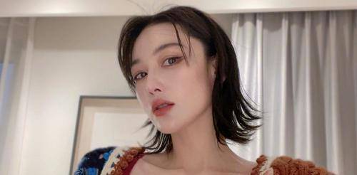 身材|张馨予下稻田当“农妇”，穿毛线裙雨靴体验乡间风情，腿上没泥太真实