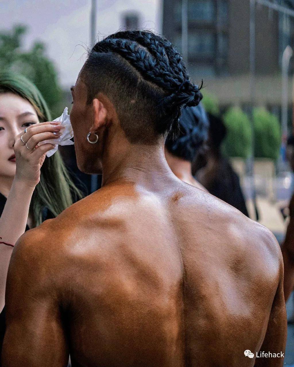 训练|国产27岁巨无霸撩走00后长腿小女友，网友：野兽与美女