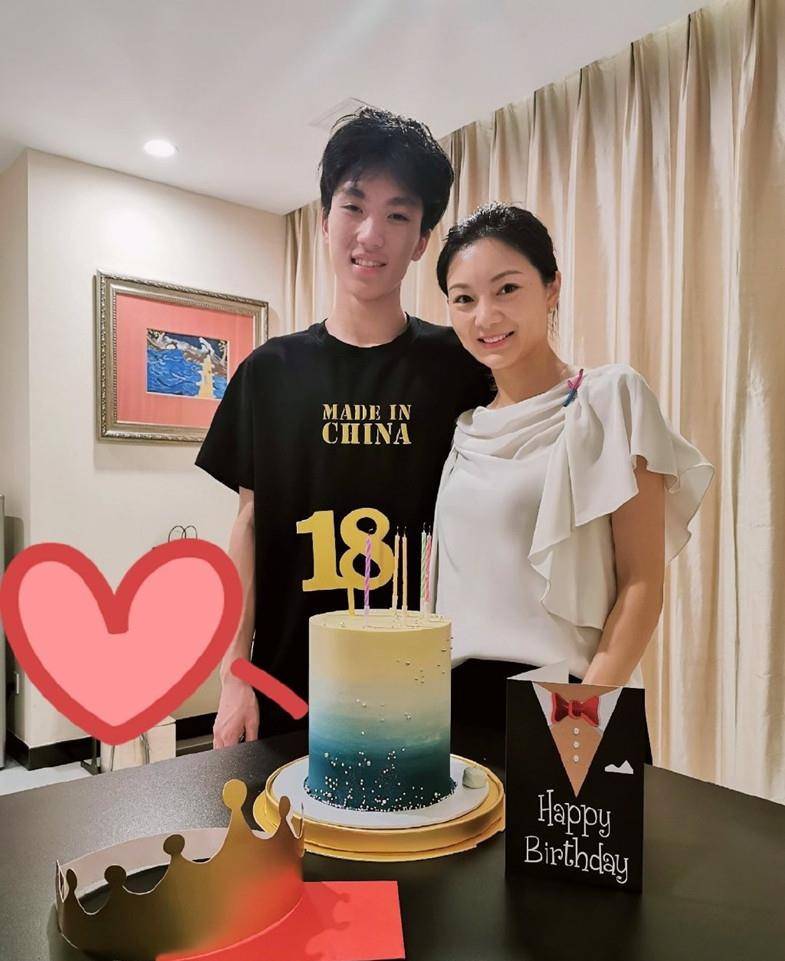 气息|陈婷晒全家福稳稳居C位，一袭白裙太减龄，和张艺谋同框像隔辈人
