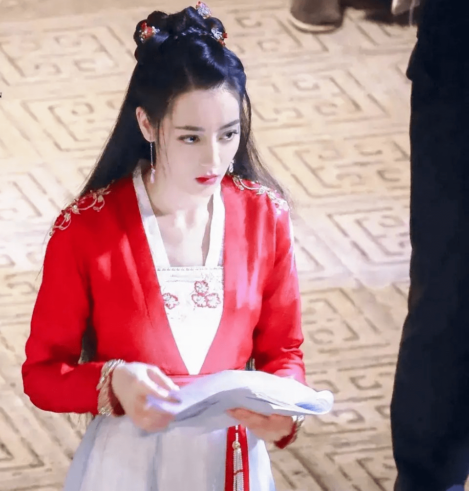 赵露思|?最新女星古装路透：热巴红赵露思红衣比美，看到鞠婧祎我沉默了