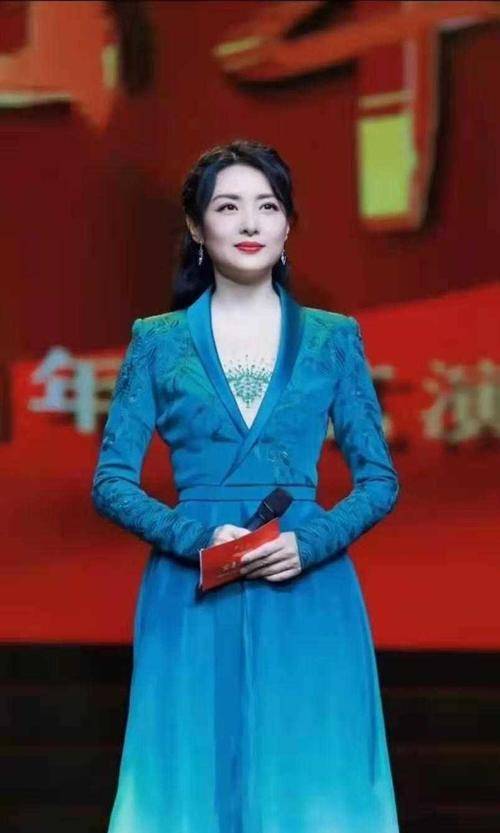 设计|53岁周涛凭“气质”美出圈,穿蓝色连衣裙高级优雅,美翻了