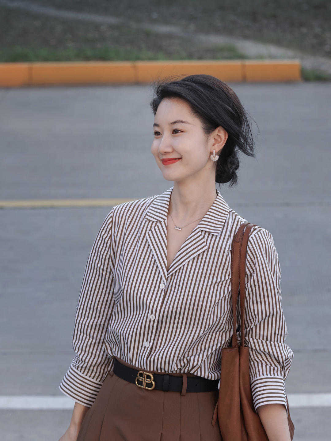 显得|精致的女人自带气场，针织衫配半身裙，女人30岁一样可以很高级