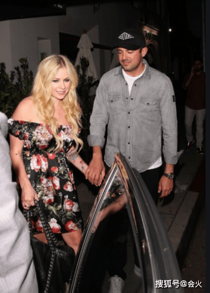 皮肤|艾薇儿晒比基尼造型！身材火辣姿势妩媚，皮肤光滑大腿纹身抢镜