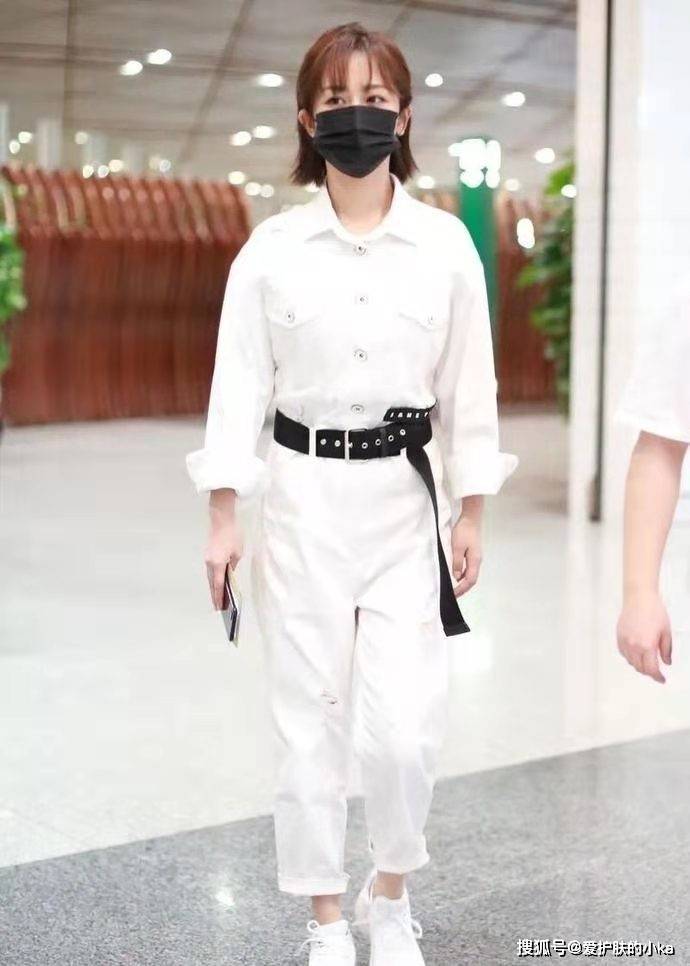 卫衣绑|杨紫穿个卫衣绑个领巾还像“小女孩”，干净清纯，一点看不出29了