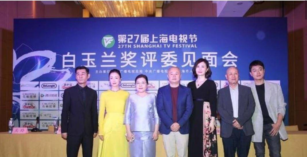设计|陶虹真甜,穿黄色连衣裙出镜,青春靓丽又迷人,小蛮腰格外吸睛