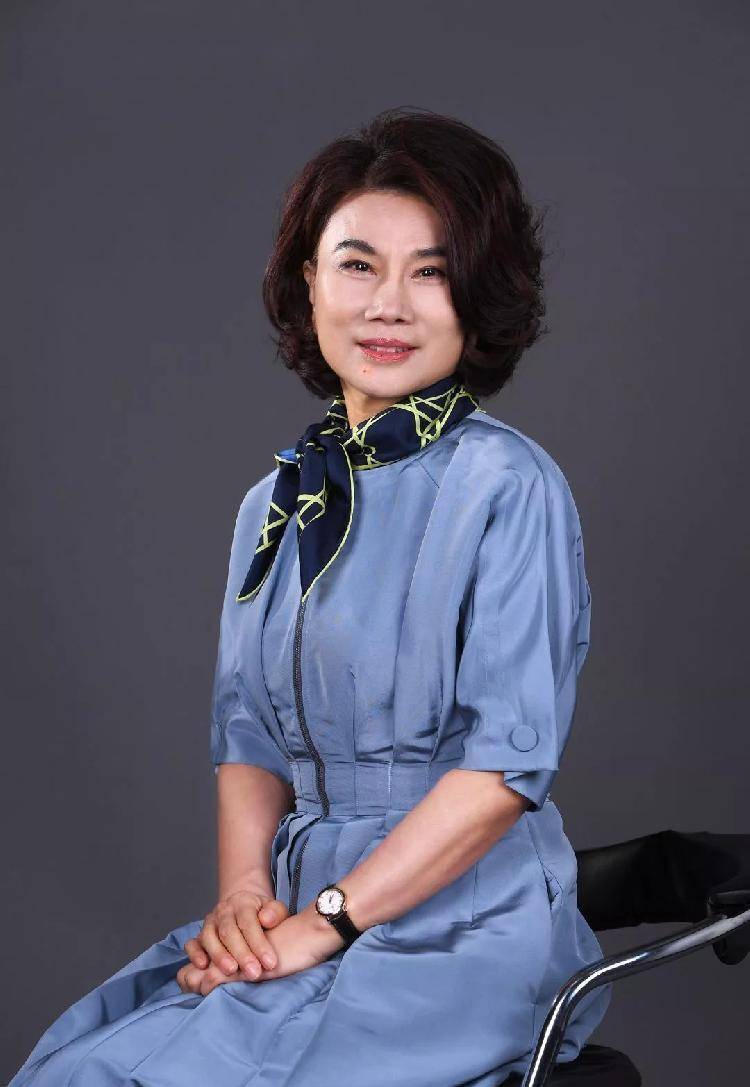 服装|董明珠难得高调,穿V领套装裙接受采访,却被穿蓝西装的杨澜抢镜