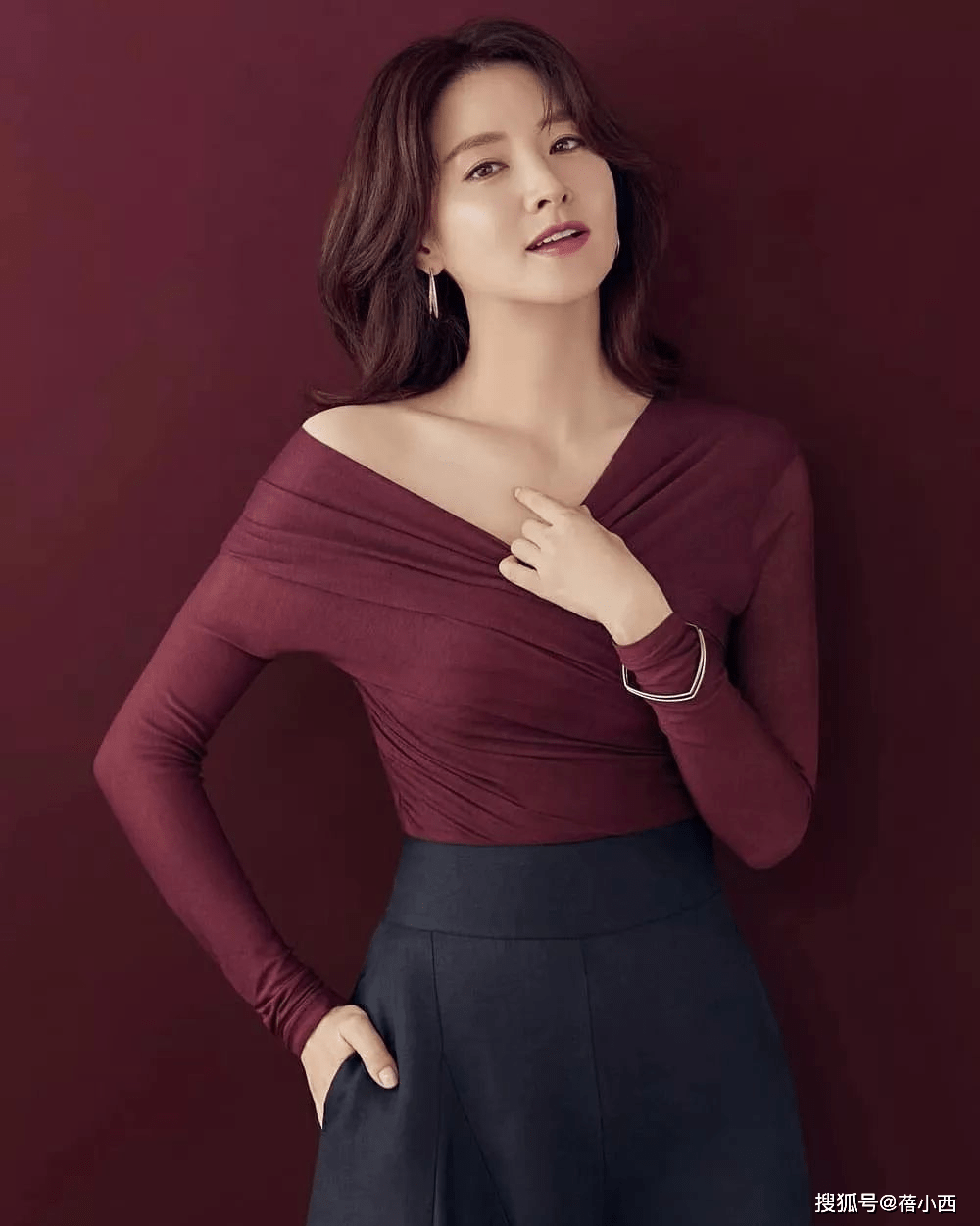 显得|“李英爱”根本无需刻意打扮,简单穿衬衫配锥形裤,就自带高级感
