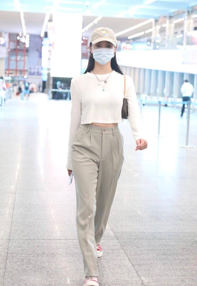 整体|周洁琼真会玩，针织开衫也用“真空”穿法，一排珍珠扣很亮眼