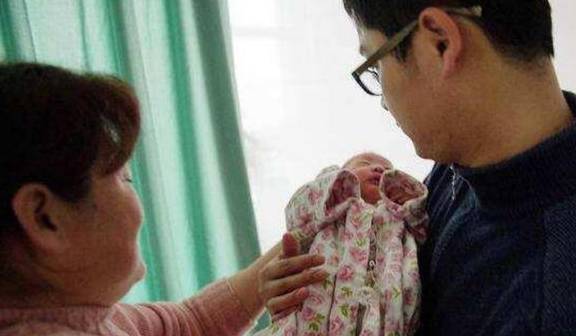 女儿|二胎盼“小棉袄”，结果又生了个儿子，爸爸当场的表情特别真实