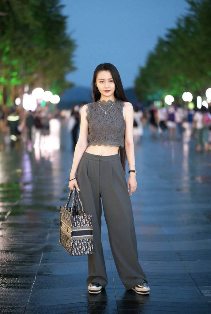 皮鞋|腿粗女孩快脱掉小脚裤吧，今年“西装裤”正当红，百搭高级又显瘦