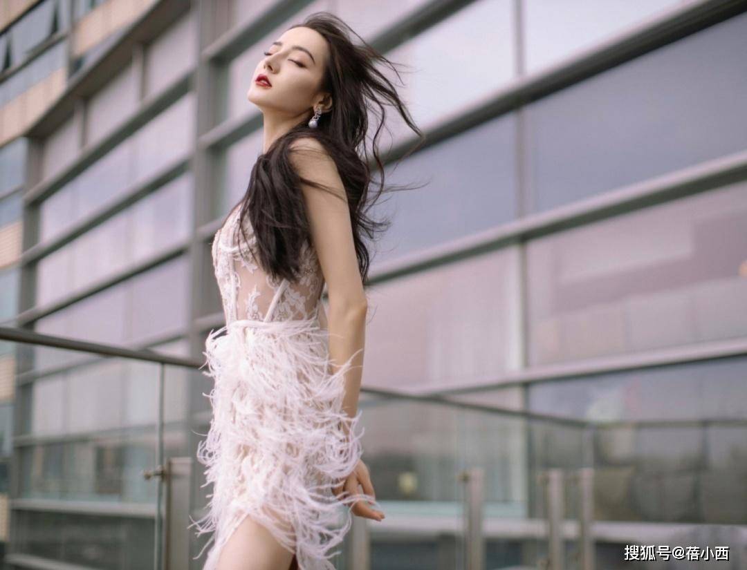 黑色|迪丽热巴才是“人间尤物”，168高穿吊带羽毛裙，玉女身材太抢镜
