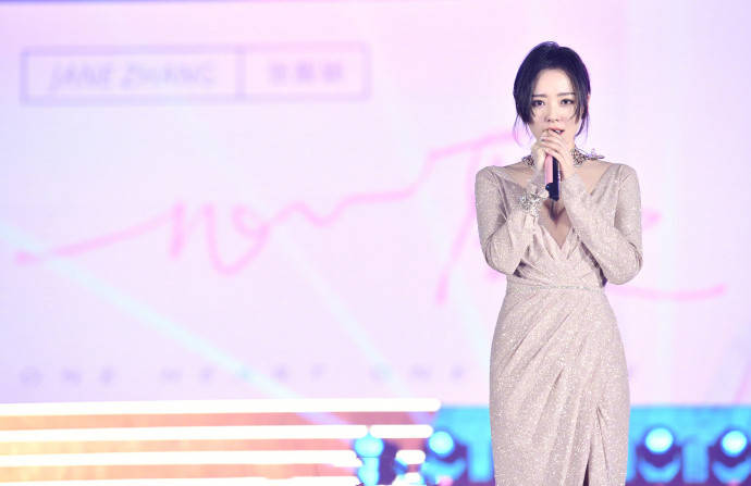 曲线美|张靓颖越来越敢穿，深V连衣裙尽显曲线美，听歌还是看身材？