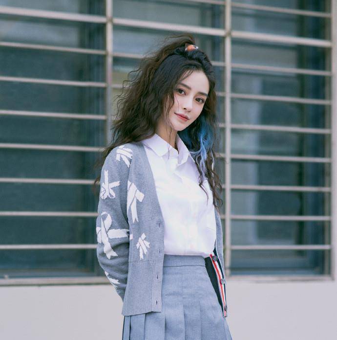 王菲扮|“天后”王菲扮少女不输小花们,穿百褶裙长度过膝,时尚感不俗