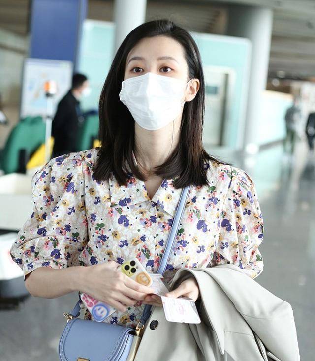 乔欣|乔欣的衣品越来越高了，一件碎花衬衫时尚典雅，气质堪称绝了