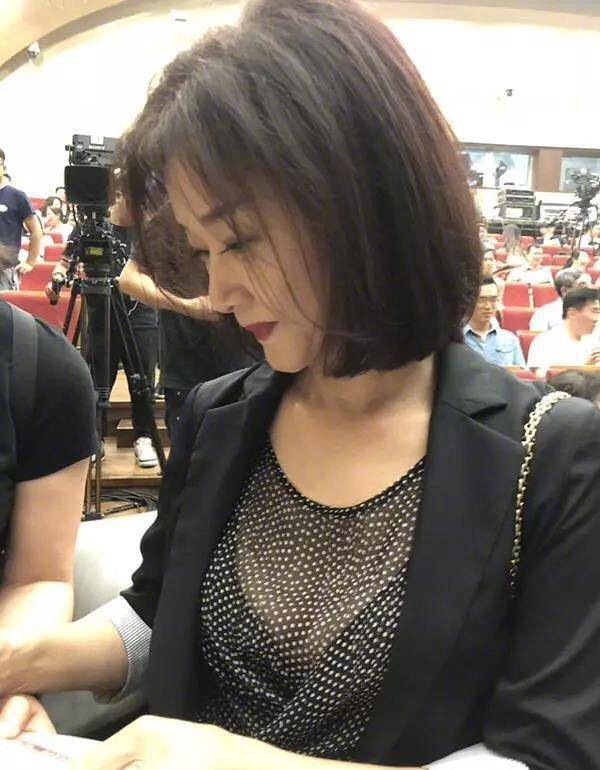 配饰|宋祖英难得高调,穿黑礼服配珍珠项链好贵气,同框年轻人不输气质